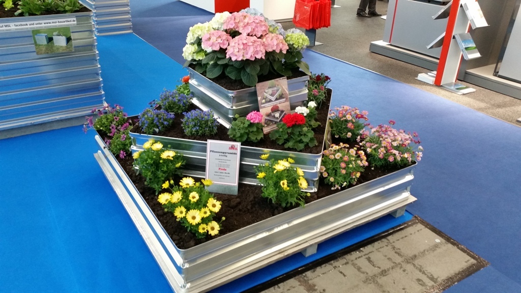 eckige, dreiteilige Pflanzenpyramide