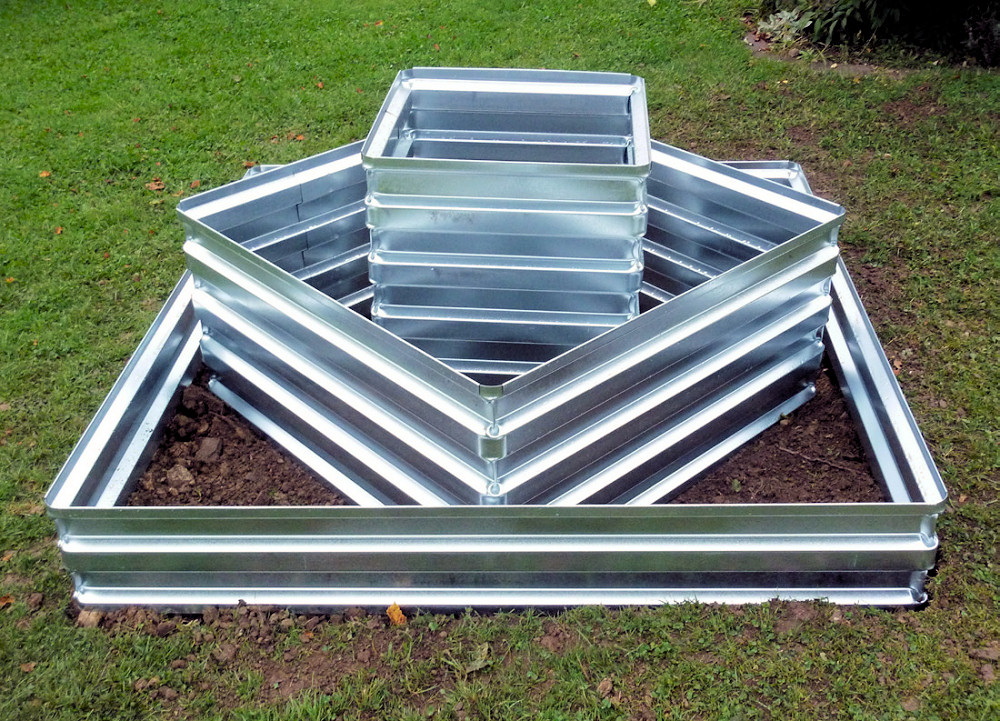eckige, dreiteilige Pflanzenpyramide